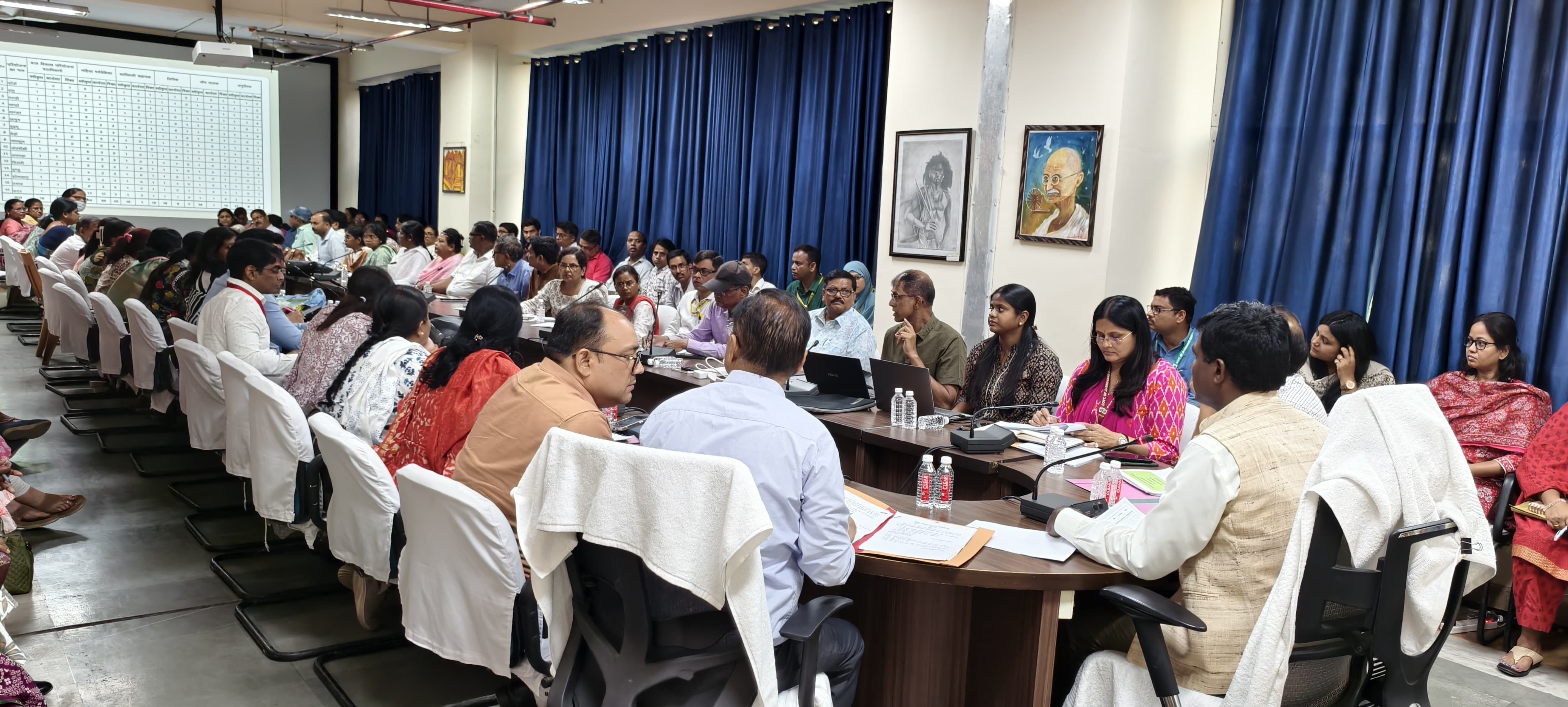 अधिकारियों के साथ समीक्षा करते हुए उपायुक्त अधिकारियों के साथ समीक्षा करते हुए उपायुक्त