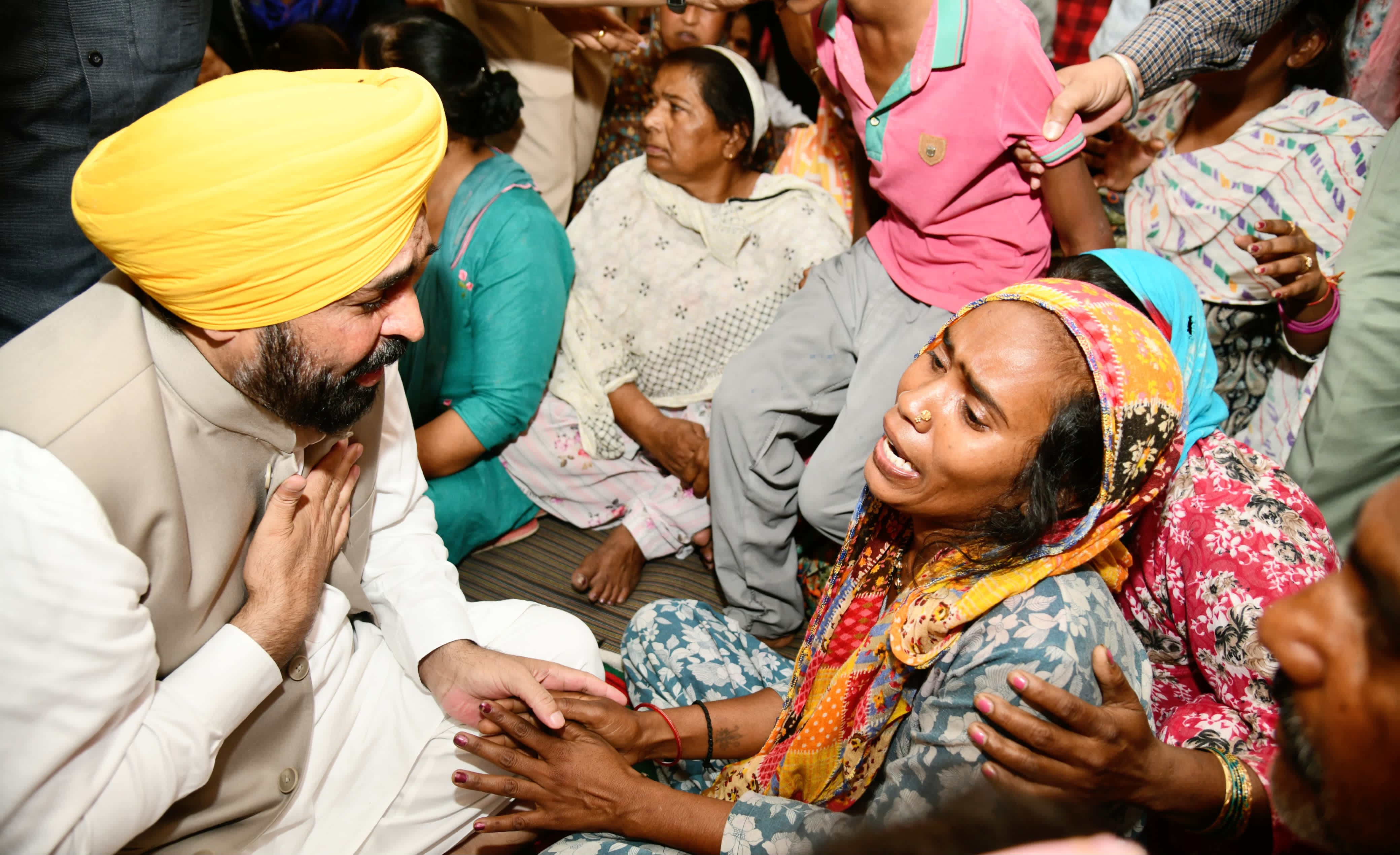 पंजाब के मुख्यमंत्री भगवंत मान शराब कांड पीड़ित परिवारों से मिकते हुए पंजाब के मुख्यमंत्री भगवंत मान शराब कांड पीड़ित परिवारों से मिकते हुए