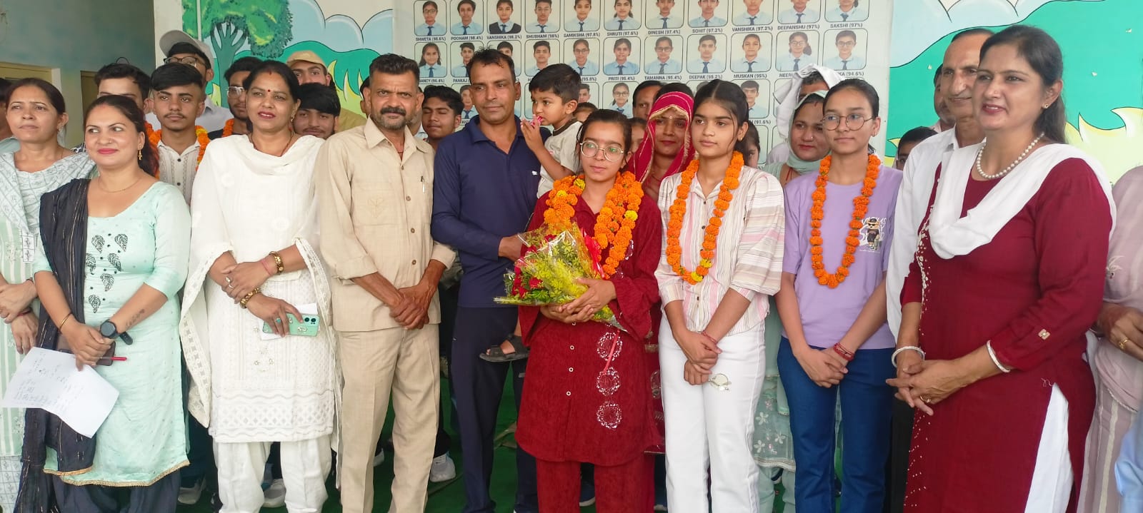 सरोज के साथ खुशी व्यक्त करते हुए स्कूल स्टाफ। सरोज के साथ खुशी व्यक्त करते हुए स्कूल स्टाफ।