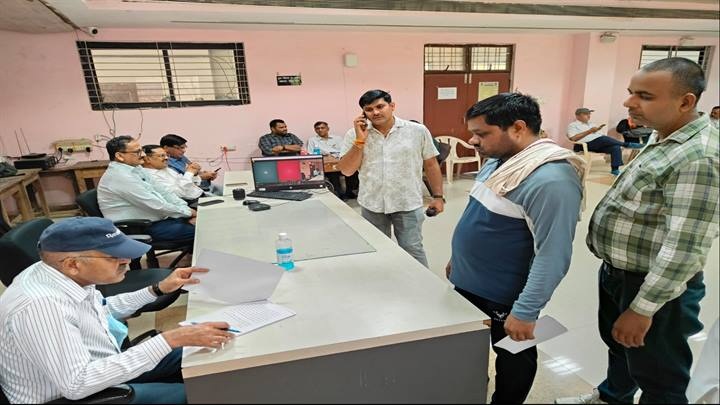 ग्वालियरः कलेक्ट्रेट की जन-सुनवाई में 107 लोगों की समस्याओं की हुई सुनवाई ग्वालियरः कलेक्ट्रेट की जन-सुनवाई में 107 लोगों की समस्याओं की हुई सुनवाई