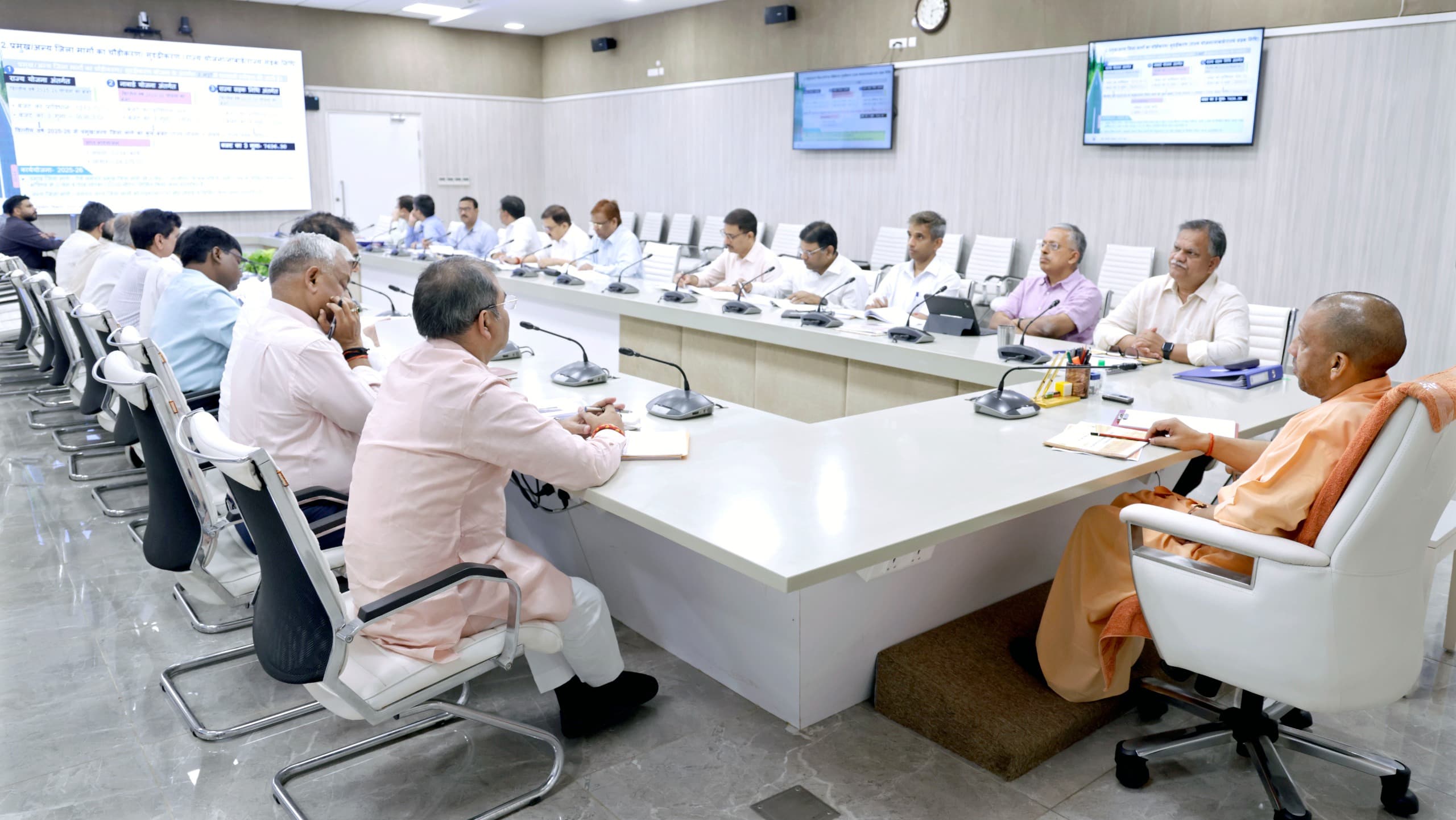 बैठक करते मुख्यमंत्री बैठक करते मुख्यमंत्री
