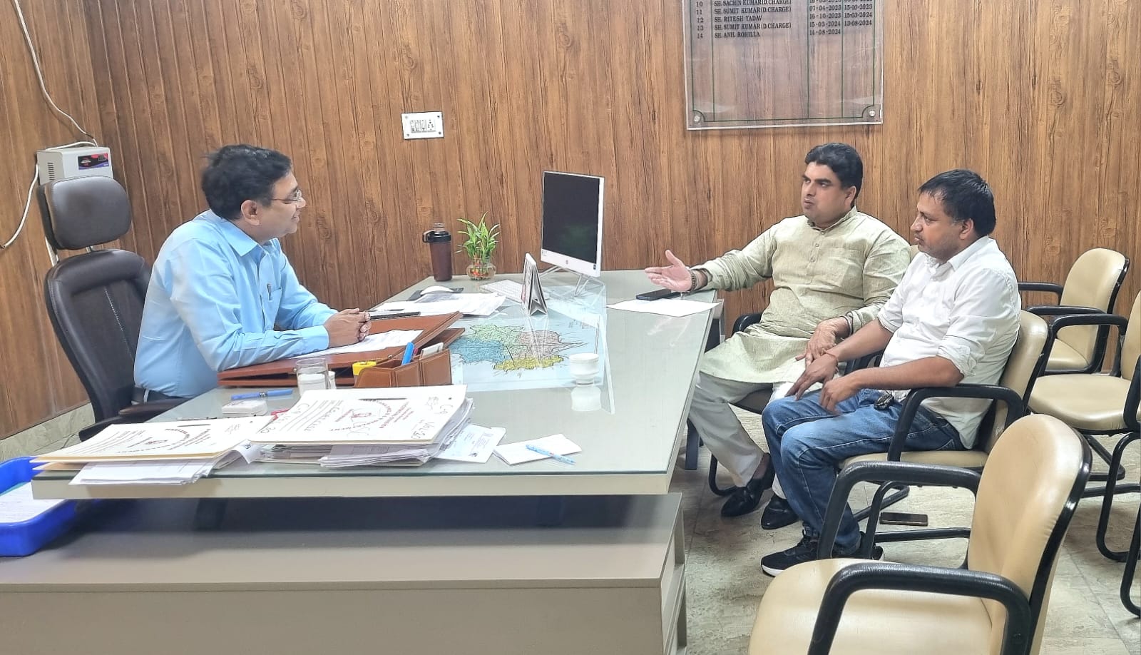 सड़कों की हालत को लेकर कार्यकारी अभियंता से बातचीत करते जसबीर सैनी सड़कों की हालत को लेकर कार्यकारी अभियंता से बातचीत करते जसबीर सैनी