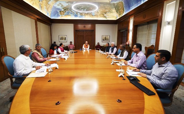 प्रधानमंत्री नरेन्द्र मोदी मंगलवार को टीबी उन्मूलन अभियान की प्रगति की समीक्षा बैठक में प्रधानमंत्री नरेन्द्र मोदी मंगलवार को टीबी उन्मूलन अभियान की प्रगति की समीक्षा बैठक में