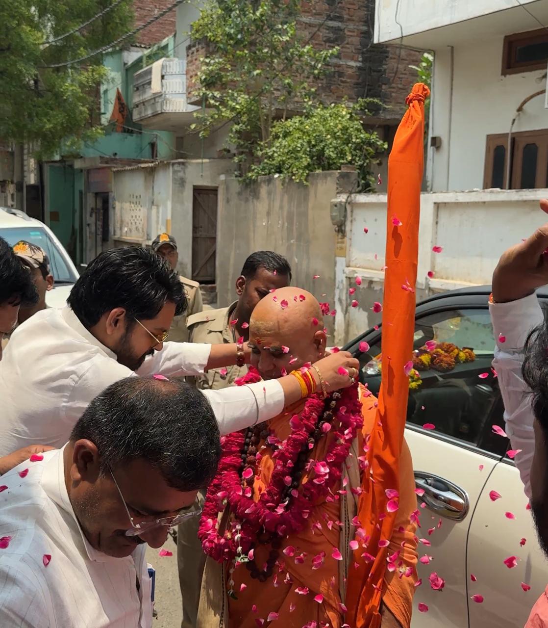 गोवर्धन पीठ के शंकराचार्य का पुष्पवर्षा के बीच स्वागत करते विधायक गोवर्धन पीठ के शंकराचार्य का पुष्पवर्षा के बीच स्वागत करते विधायक