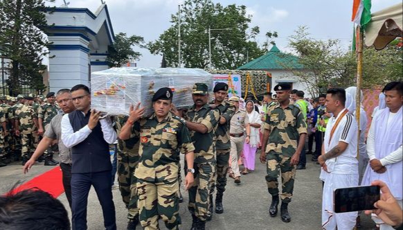 पाकिस्तान सीमा पार से 10 मई को खारखोला बॉर्डर आउट पोस्ट पर ड्रोन हमले में शहीद हुए बीएसएफ के कॉन्स्टेबल (जनरल ड्यूटी) दीपक चिंगाखम का पार्थिव शरीर मंगलवार को उनके गृह राज्य मणिपुर लाए जाने के दौरान।।