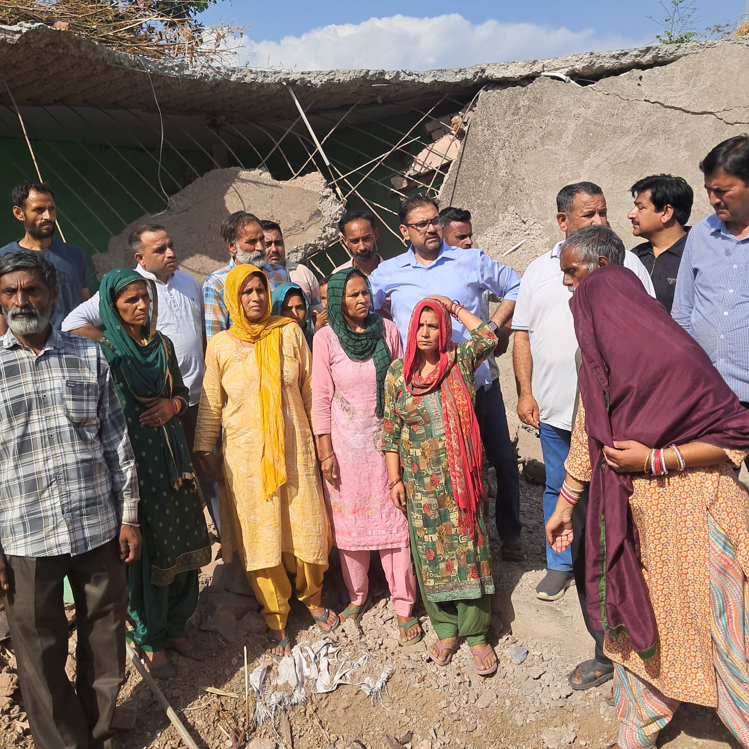 सतीश शर्मा ने गोलाबारी से प्रभावित गांवों का दौरा किया, पीड़ितों को राहत का आश्वासन दिया सतीश शर्मा ने गोलाबारी से प्रभावित गांवों का दौरा किया, पीड़ितों को राहत का आश्वासन दिया