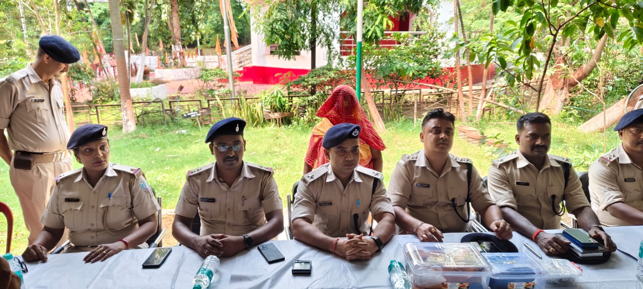 हत्याकांड का खुलासा करते पुलिस हत्याकांड का खुलासा करते पुलिस