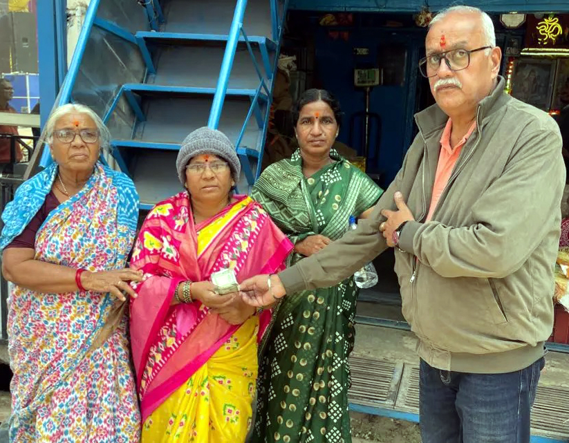 बुजुर्ग महिला सैलानियों की आर्थिक मदद करते होटल एसोसिएशन के सदस्य। बुजुर्ग महिला सैलानियों की आर्थिक मदद करते होटल एसोसिएशन के सदस्य।