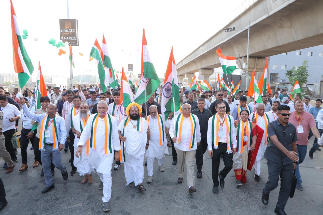 मंगलवार को अहमदाबाद में निकाली तिरंगा यात्रा में शामिल मुख्यमंत्री भूपेंद्र पटेल मंगलवार को अहमदाबाद में निकाली तिरंगा यात्रा में शामिल मुख्यमंत्री भूपेंद्र पटेल