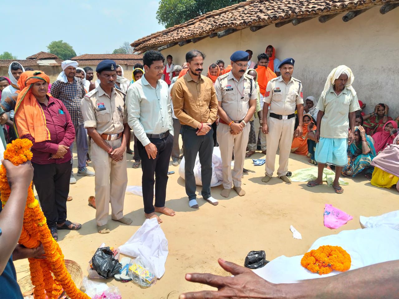 परिजनों से मिले अधिकारी।