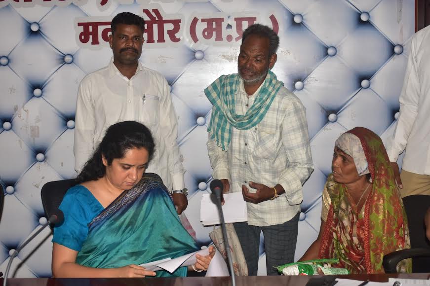 जनसुनवाई के दौरान 45 मामलों में सुनवाई की कलेक्टर ने जनसुनवाई के दौरान 45 मामलों में सुनवाई की कलेक्टर ने