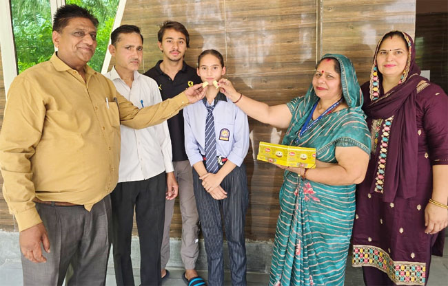 सोनीपत: हरियाणा विद्यालय शिक्षा बोर्ड की 12वीं कक्षा में प्रदेश स्तर पर करीना ने दूसरा स्थान मिलने पर मिठाई खिलाते हुए परिवार के सदस्य सोनीपत: हरियाणा विद्यालय शिक्षा बोर्ड की 12वीं कक्षा में प्रदेश स्तर पर करीना ने दूसरा स्थान मिलने पर मिठाई खिलाते हुए परिवार के सदस्य