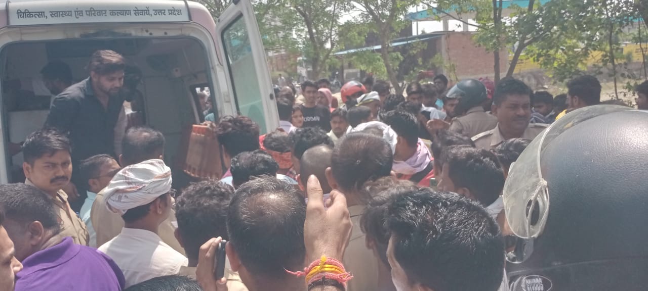 मौके पर जुटी भीड़ मौके पर जुटी भीड़