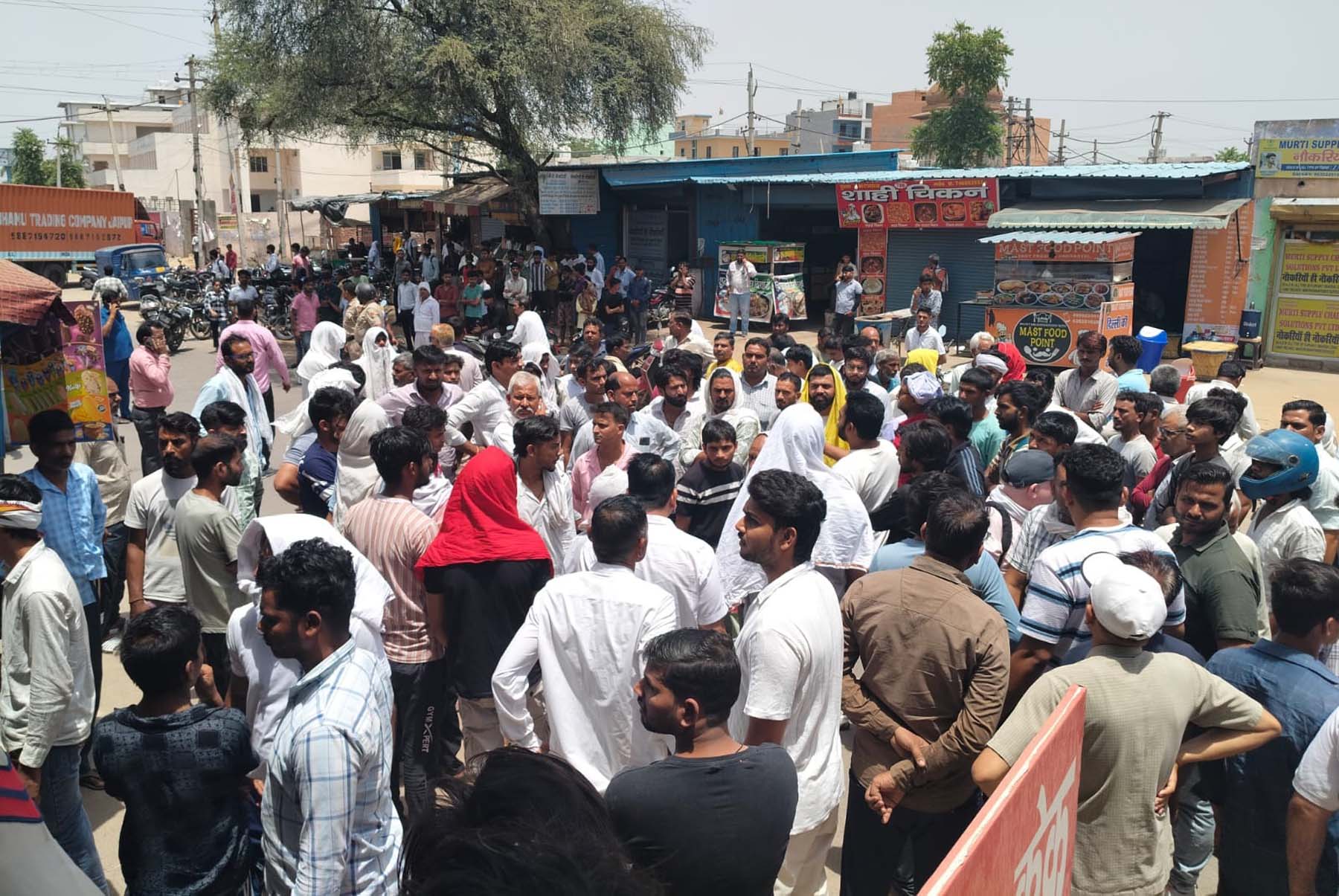गुरुग्राम के खंड फर्रुखनगर में युवक की हत्या के विरोध में जाम लगाते ग्रामीण। गुरुग्राम के खंड फर्रुखनगर में युवक की हत्या के विरोध में जाम लगाते ग्रामीण।