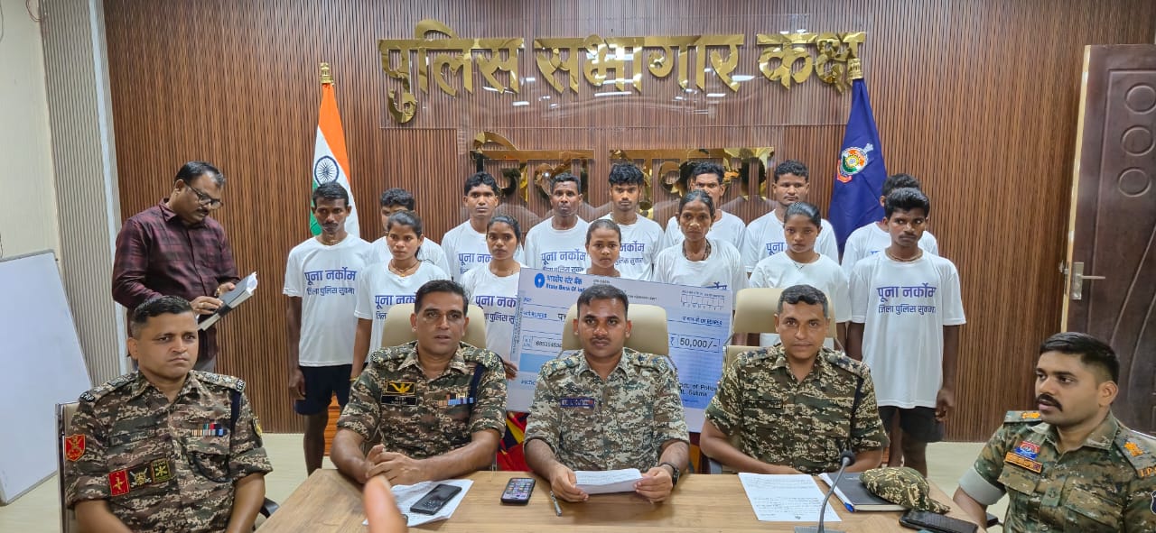 सुकमा : 16 लाख रूपये के ईनाम 14 हार्डकोर नक्सलियों ने किया आत्मसमर्पण सुकमा : 16 लाख रूपये के ईनाम 14 हार्डकोर नक्सलियों ने किया आत्मसमर्पण
