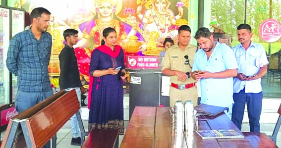 निरीक्षण के दौरान एआरटीओ की टीम