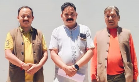 गोपेश्वर में जिलाधिकारी को ज्ञापन देने पहुंचे नीती घाटी के ग्रामीण। गोपेश्वर में जिलाधिकारी को ज्ञापन देने पहुंचे नीती घाटी के ग्रामीण।