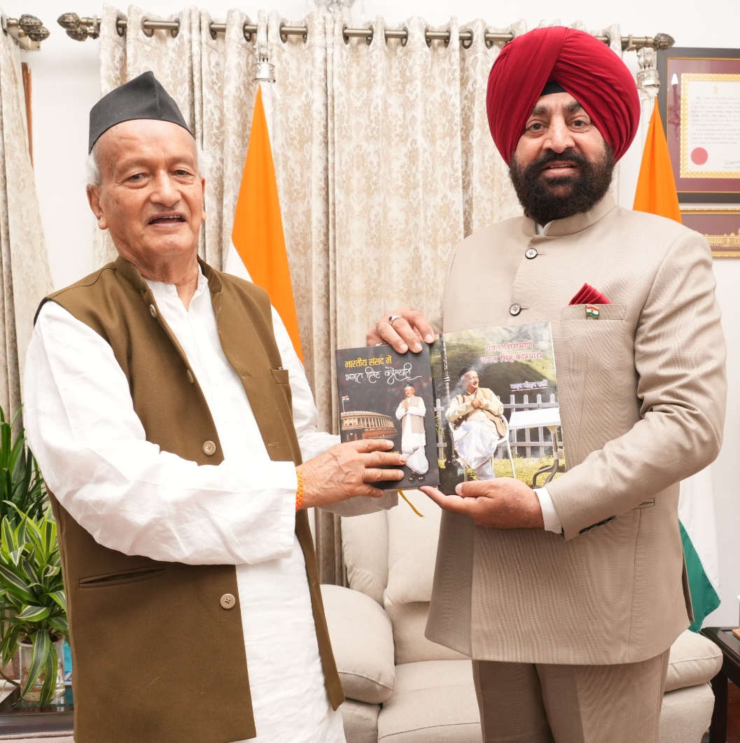 महाराष्ट्र के पूर्व राज्यपाल  भगत सिंह कोश्यारी उत्तराखंड के राज्यपाल से  भेंट करते।