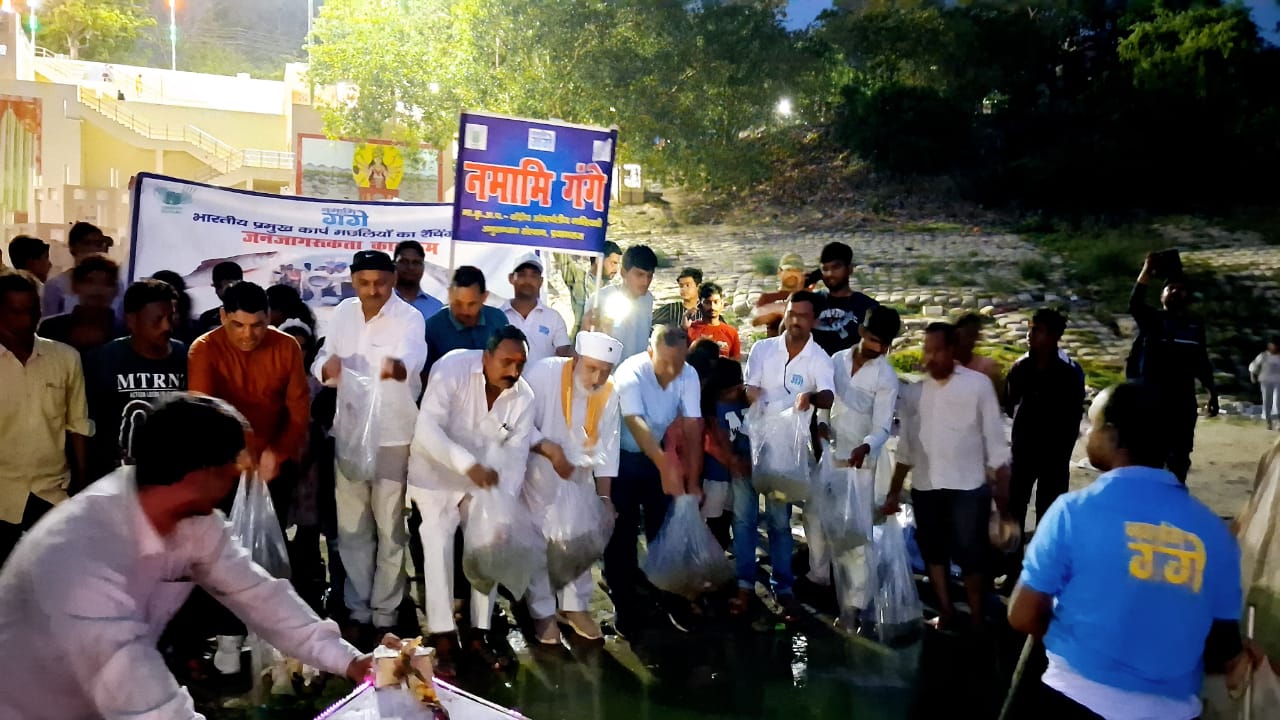 फतहां गंगा घाट पर कार्यक्रम को सम्बोधित करते वक्ता। फतहां गंगा घाट पर कार्यक्रम को सम्बोधित करते वक्ता।