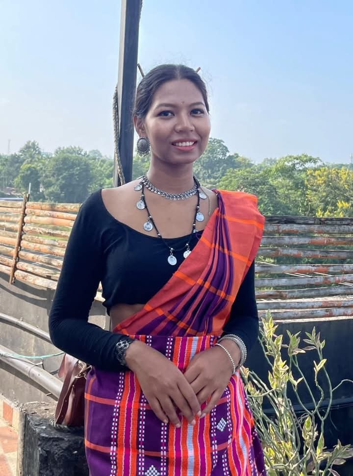 असम की पहली साओताल समुदाय (चाय मजदूर) की बेटी बनी एमबीबीएस डॉक्टर मार्टिना टुडुवा की तस्वीर। असम की पहली साओताल समुदाय (चाय मजदूर) की बेटी बनी एमबीबीएस डॉक्टर मार्टिना टुडुवा की तस्वीर।