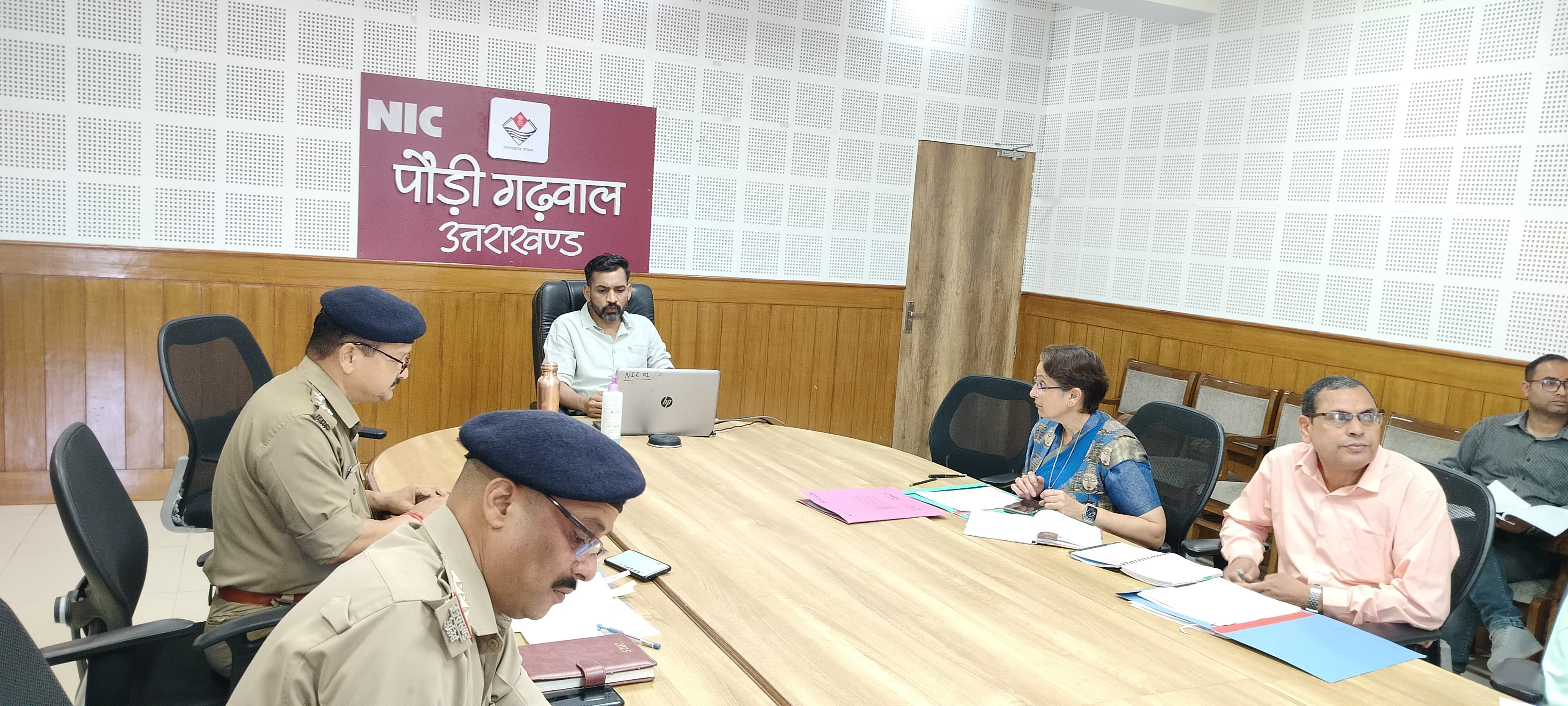 एनआईसी कक्ष में अधिकारियों की बैठक लेते डीएम एनआईसी कक्ष में अधिकारियों की बैठक लेते डीएम