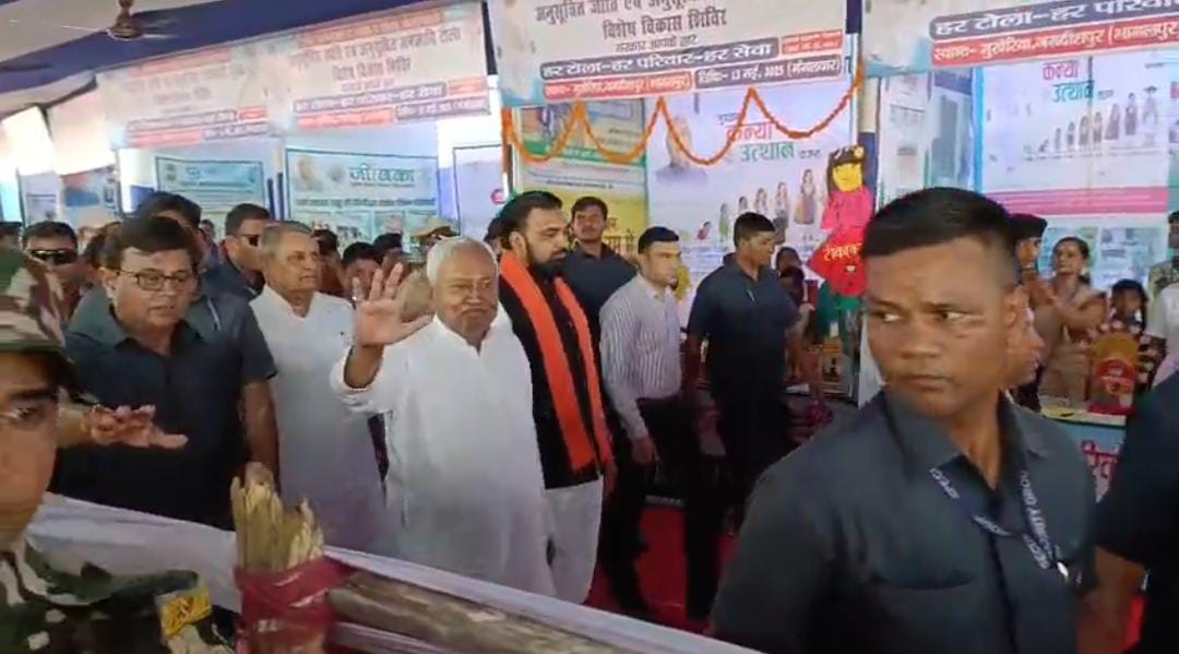 लोगों का अभिवादन करते मुख्यमंत्री लोगों का अभिवादन करते मुख्यमंत्री