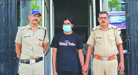 बहादराबाद पुलिस की गिरफ्त में आरोपित बहादराबाद पुलिस की गिरफ्त में आरोपित