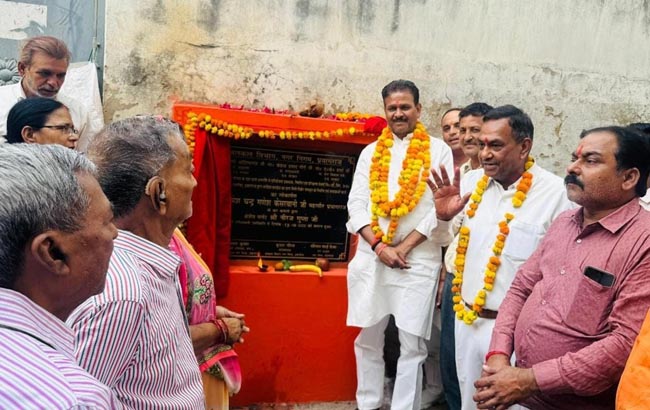 लोकार्पण करते महापौर लोकार्पण करते महापौर