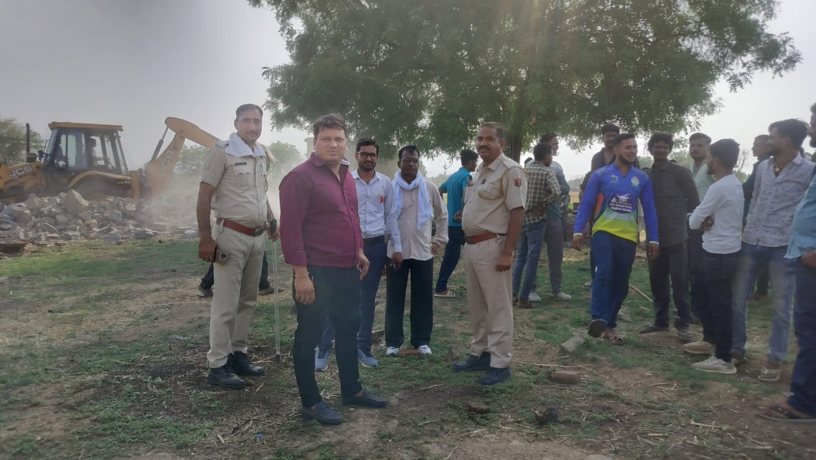 चित्तौड़गढ़ के निकट मिश्रों की पीपली में अतिक्रमण हटाने की कार्यवाही करते चित्तौड़गढ़ तहसीलदार। चित्तौड़गढ़ के निकट मिश्रों की पीपली में अतिक्रमण हटाने की कार्यवाही करते चित्तौड़गढ़ तहसीलदार।