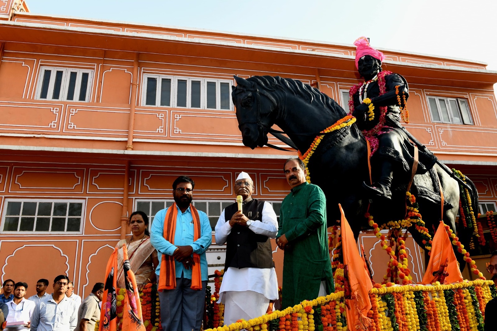 प्रतिमा और शोभायात्रा का भाव भरा अभिनंदन प्रतिमा और शोभायात्रा का भाव भरा अभिनंदन