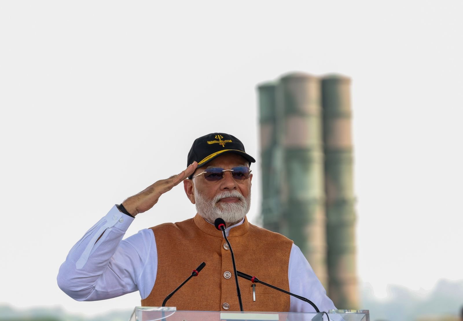 प्रधानमंत्री नरेन्द्र मोदी मंगलवार को आदमपुर स्थित एयरफोर्स स्टेशन पर सैनिकों को संबोधित करते हुए प्रधानमंत्री नरेन्द्र मोदी मंगलवार को आदमपुर स्थित एयरफोर्स स्टेशन पर सैनिकों को संबोधित करते हुए