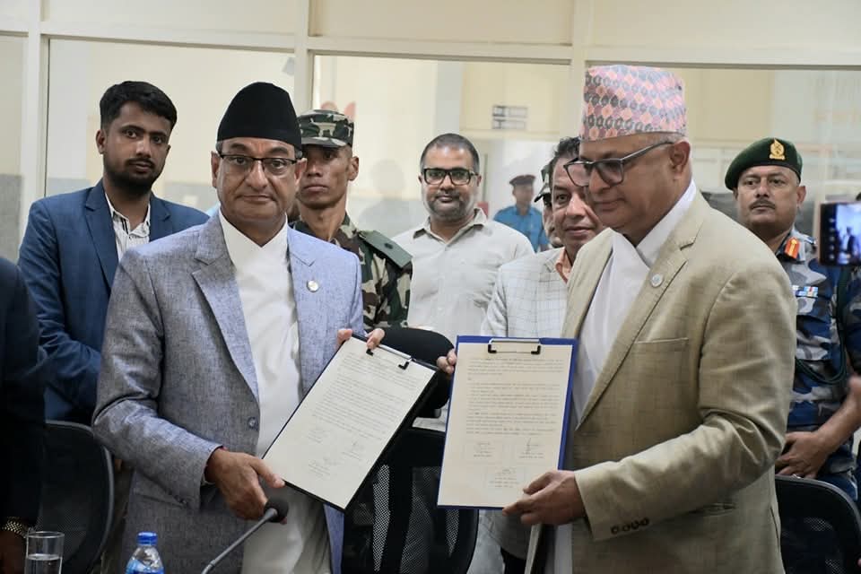 अररिया फोटो:नेपाल के गृह मंत्री कोसी प्रदेश के मुख्यमंत्री को स्टोर रूम हस्तांतरित करते अररिया फोटो:नेपाल के गृह मंत्री कोसी प्रदेश के मुख्यमंत्री को स्टोर रूम हस्तांतरित करते