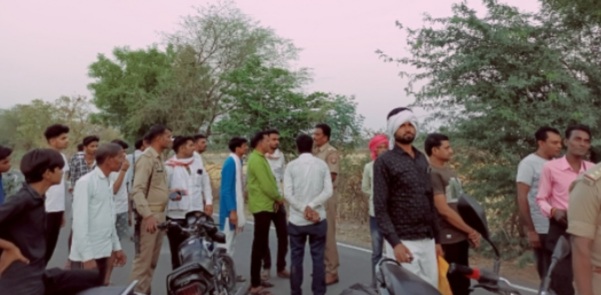 घटनास्थल पर पुलिस व ग्रामीण घटनास्थल पर पुलिस व ग्रामीण
