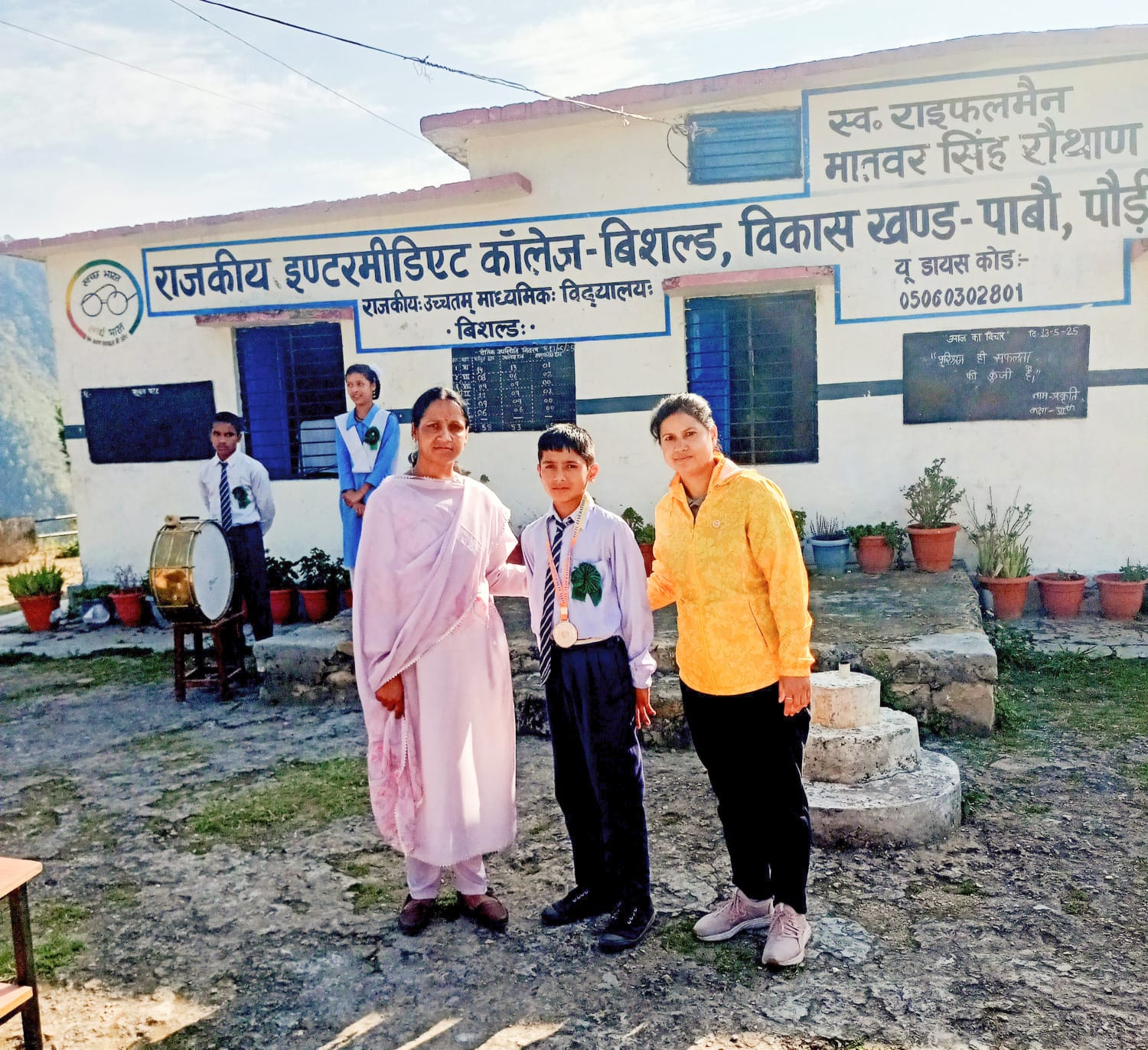 प्रदेश की पिटठू टीम में शामिल छात्र व व्यायाम शिक्षिका को सम्मानित करती प्रधानाचार्य प्रदेश की पिटठू टीम में शामिल छात्र व व्यायाम शिक्षिका को सम्मानित करती प्रधानाचार्य