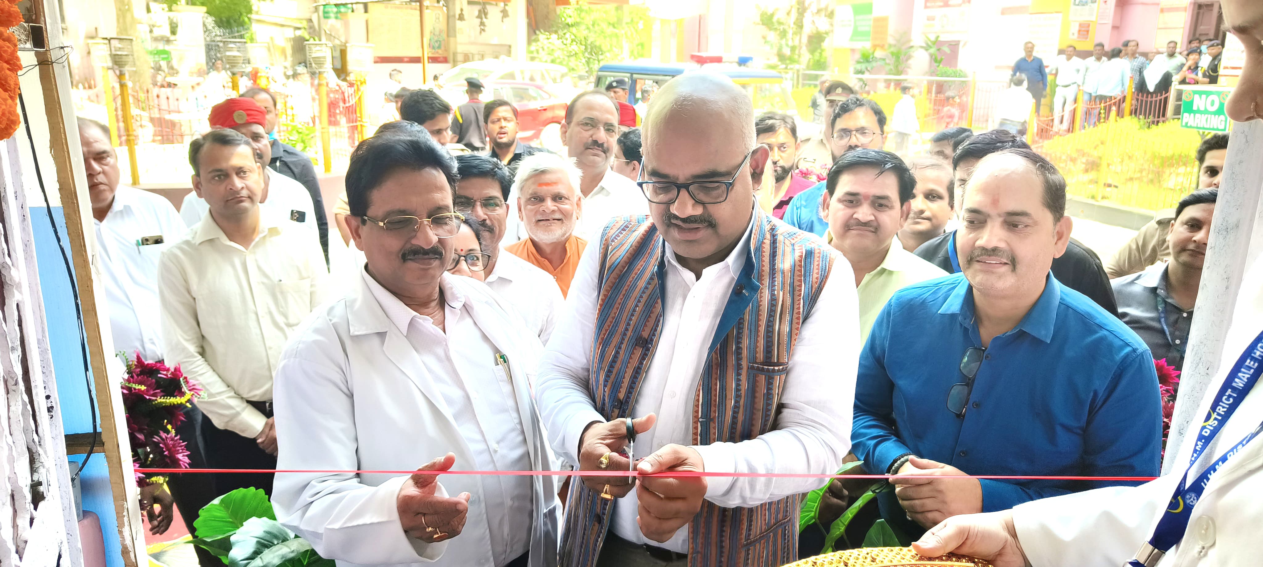 जन औषधि केंद्र का उद्घाटन करते जिलाधिकारी जितेंद्र प्रताप सिंह जन औषधि केंद्र का उद्घाटन करते जिलाधिकारी जितेंद्र प्रताप सिंह