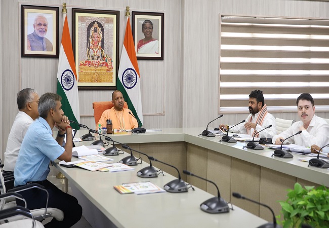 सीएम योगी ने खाद्य रसद की बैठक की