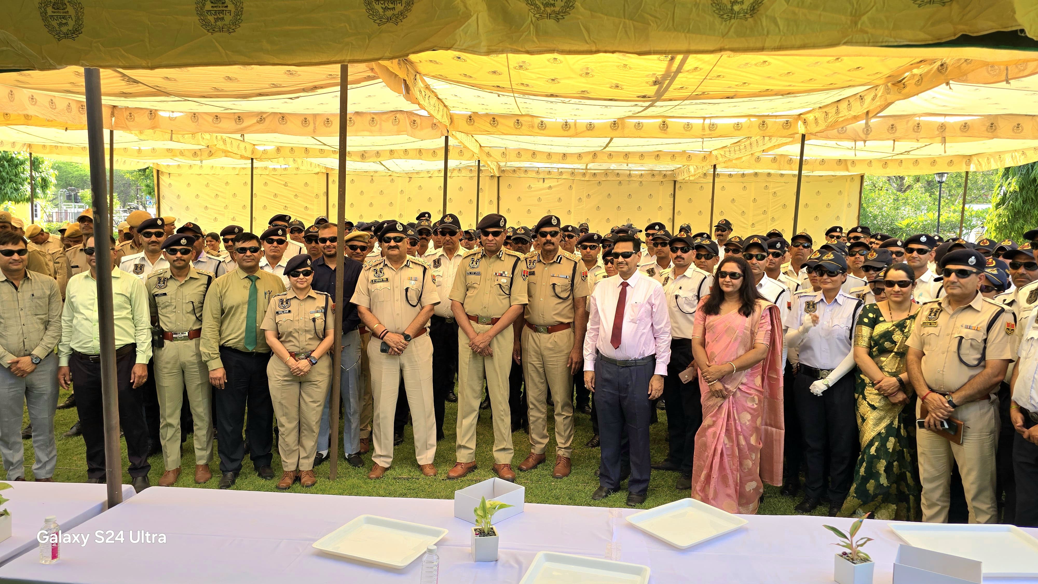 जयपुर पुलिस कमिश्नर ने हैंडहेल्ड स्पीड लेजर गन युक्त चार मोटरसाइकिल को दिखाई हरी झंडी जयपुर पुलिस कमिश्नर ने हैंडहेल्ड स्पीड लेजर गन युक्त चार मोटरसाइकिल को दिखाई हरी झंडी