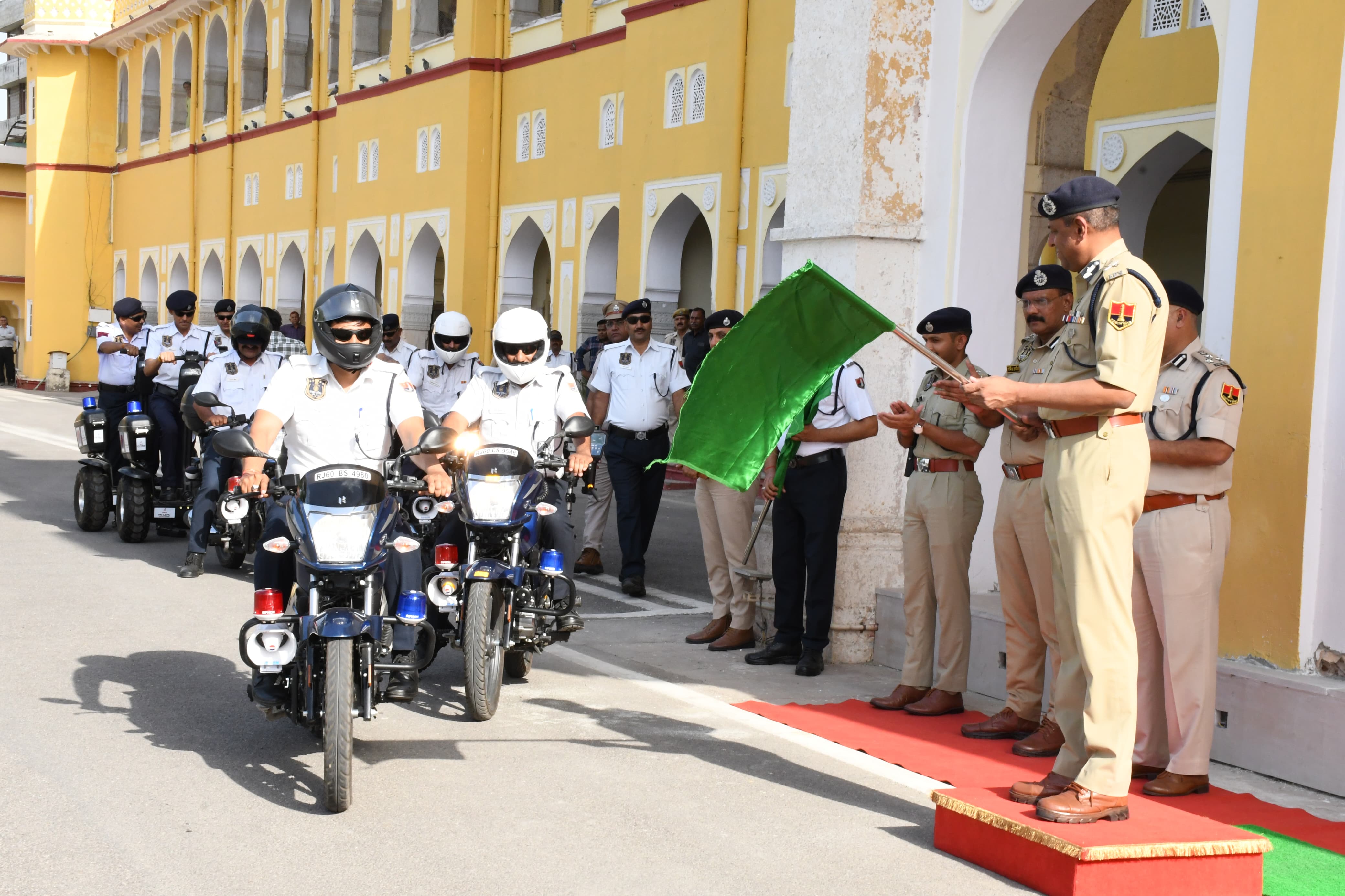 जयपुर पुलिस कमिश्नर ने हैंडहेल्ड स्पीड लेजर गन युक्त चार मोटरसाइकिल को दिखाई हरी झंडी जयपुर पुलिस कमिश्नर ने हैंडहेल्ड स्पीड लेजर गन युक्त चार मोटरसाइकिल को दिखाई हरी झंडी