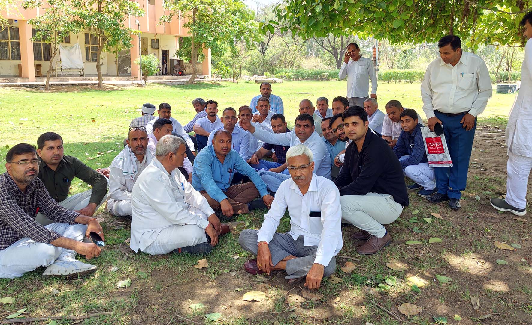 दी रेवेन्यू पटवार एवं कानूनगो एसोसिएशन की बैठक में उपस्थित एसोसिएशन पदाधिकारी। दी रेवेन्यू पटवार एवं कानूनगो एसोसिएशन की बैठक में उपस्थित एसोसिएशन पदाधिकारी।