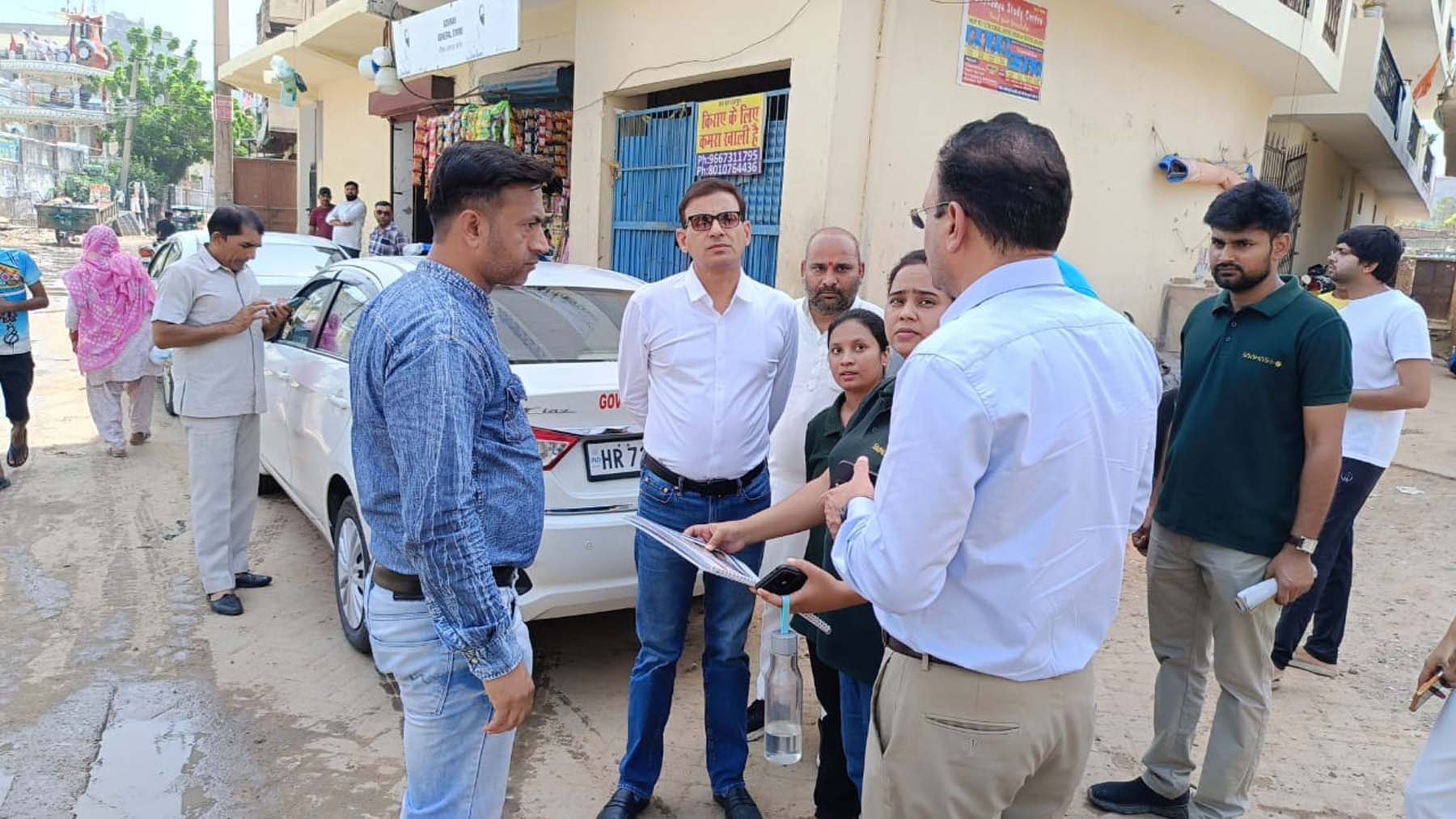 गुरुग्राम के गांव नाथूपुर में लोगों से बात करते नगर निगम अधिकारी। गुरुग्राम के गांव नाथूपुर में लोगों से बात करते नगर निगम अधिकारी।