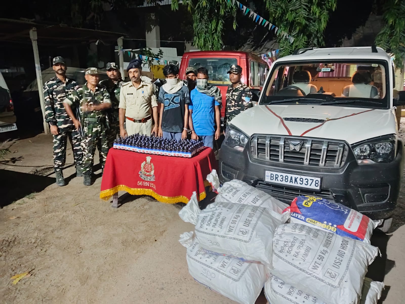 अररिया फोटो:प्रतिबंधित कोडीन युक्त कफ सिरप और स्कॉर्पियो गाड़ी के साथ तस्कर और एसएसबी अररिया फोटो:प्रतिबंधित कोडीन युक्त कफ सिरप और स्कॉर्पियो गाड़ी के साथ तस्कर और एसएसबी