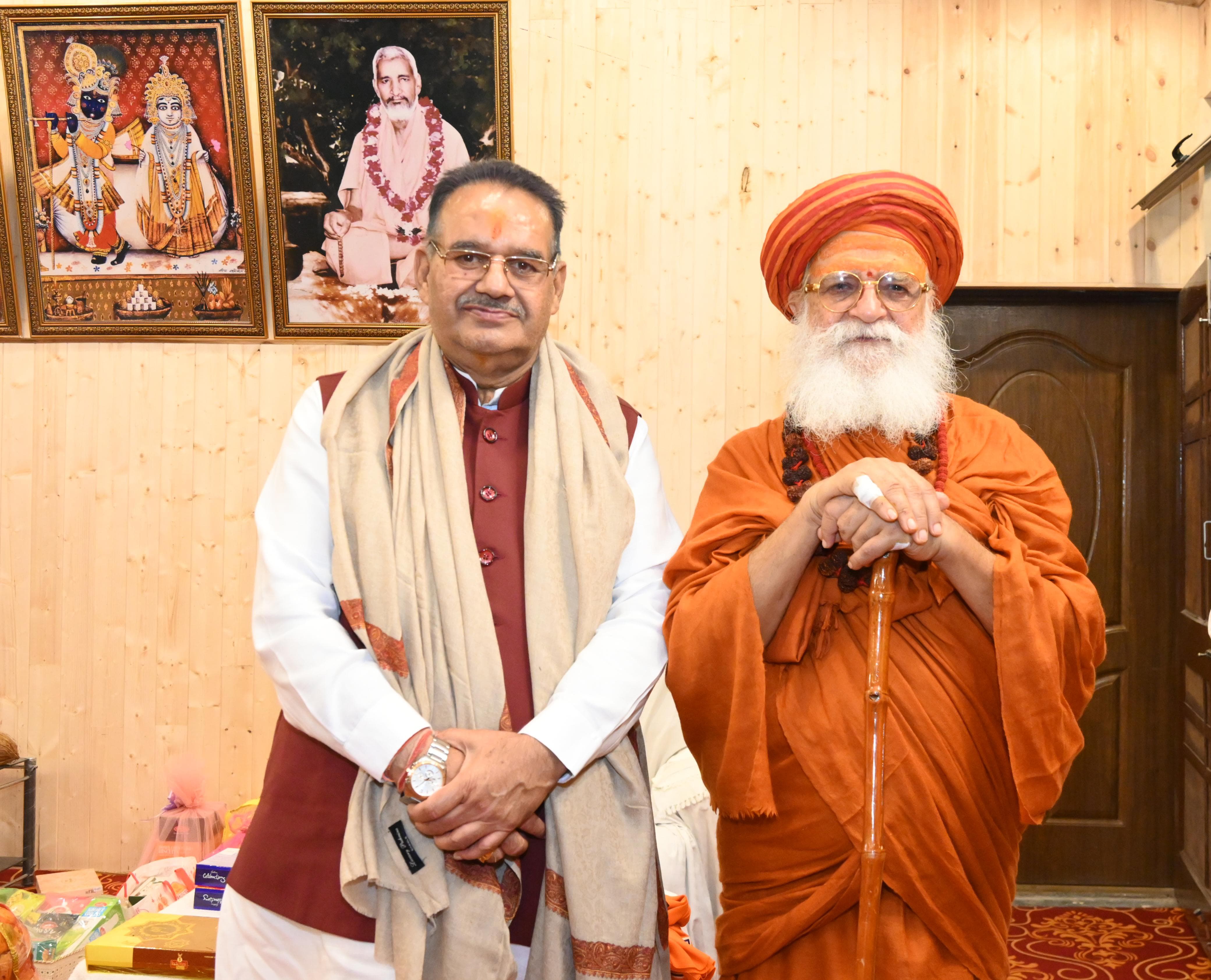 महाराज जी के साथ गणेश जोशी।