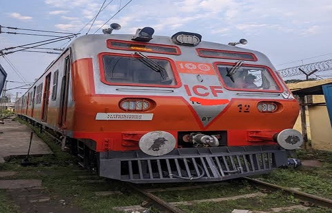 दमदम स्टेशन पर प्रभावित ट्रेन दमदम स्टेशन पर प्रभावित ट्रेन