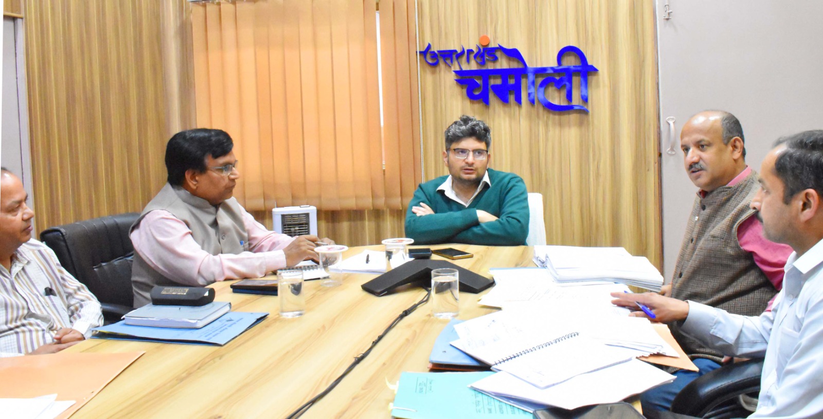 गोपेश्वर में अधिकारियों की बैठक लेते हुए डीएम।