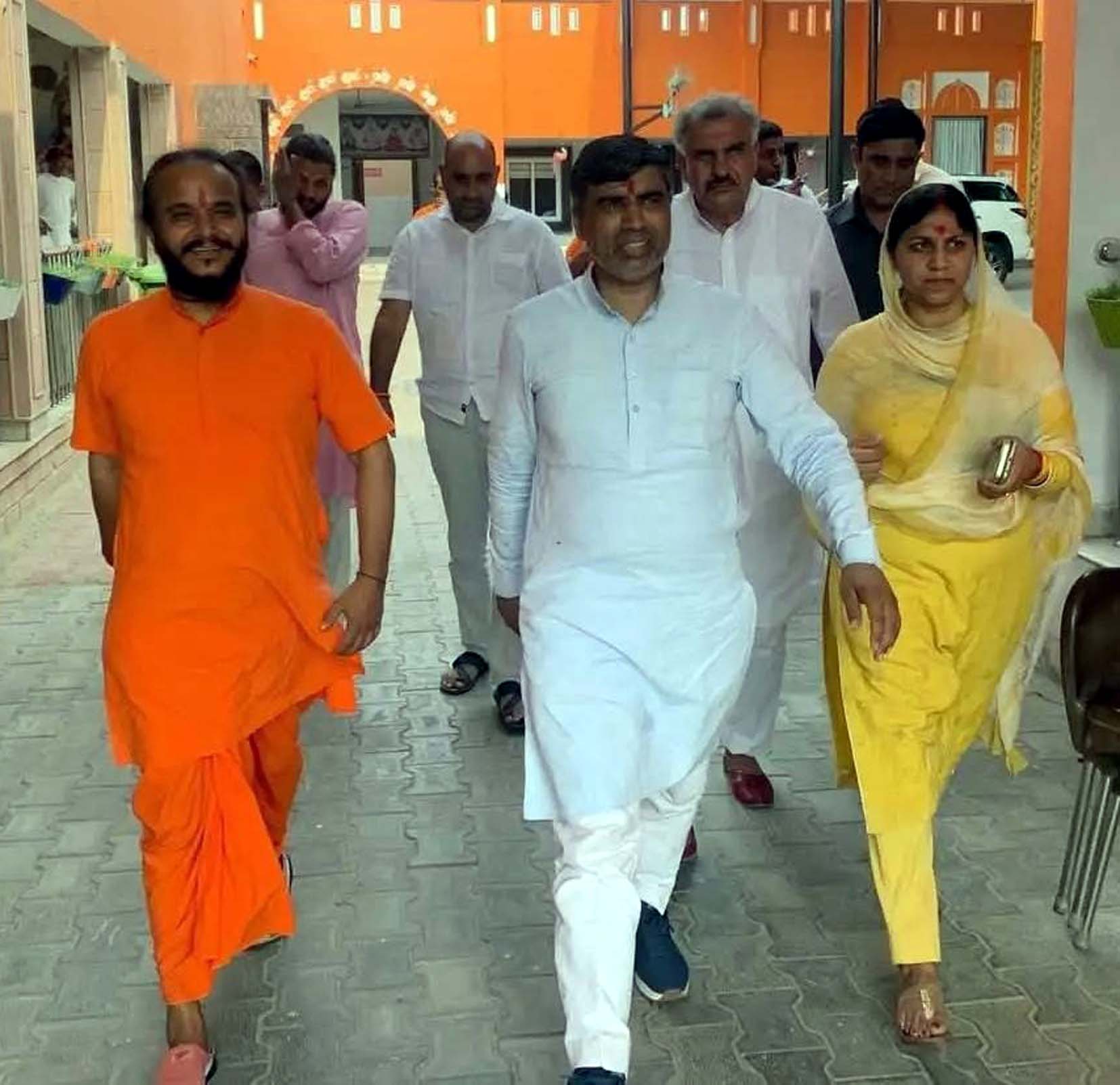आश्रम में स्वामी राजदास महाराज के साथ मंत्री महिपाल ढांडा व अन्य। आश्रम में स्वामी राजदास महाराज के साथ मंत्री महिपाल ढांडा व अन्य।