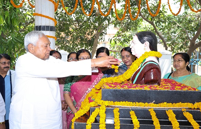 मुख्यमंत्री अपनी पत्नी स्व. मंजू सिन्हा की पुण्यतिथि के मौके पर उन्हें श्रद्धांजलि देते मुख्यमंत्री अपनी पत्नी स्व. मंजू सिन्हा की पुण्यतिथि के मौके पर उन्हें श्रद्धांजलि देते