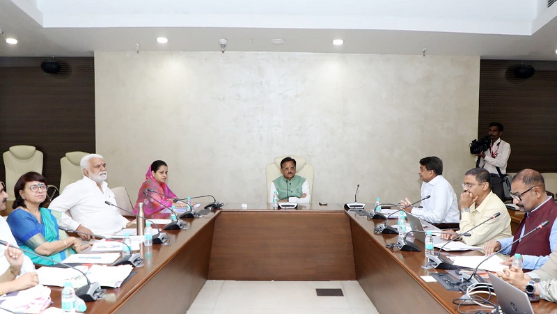 बैठक लेते हुए उप मुख्यमंत्री राजेंद्र शुक्ल बैठक लेते हुए उप मुख्यमंत्री राजेंद्र शुक्ल