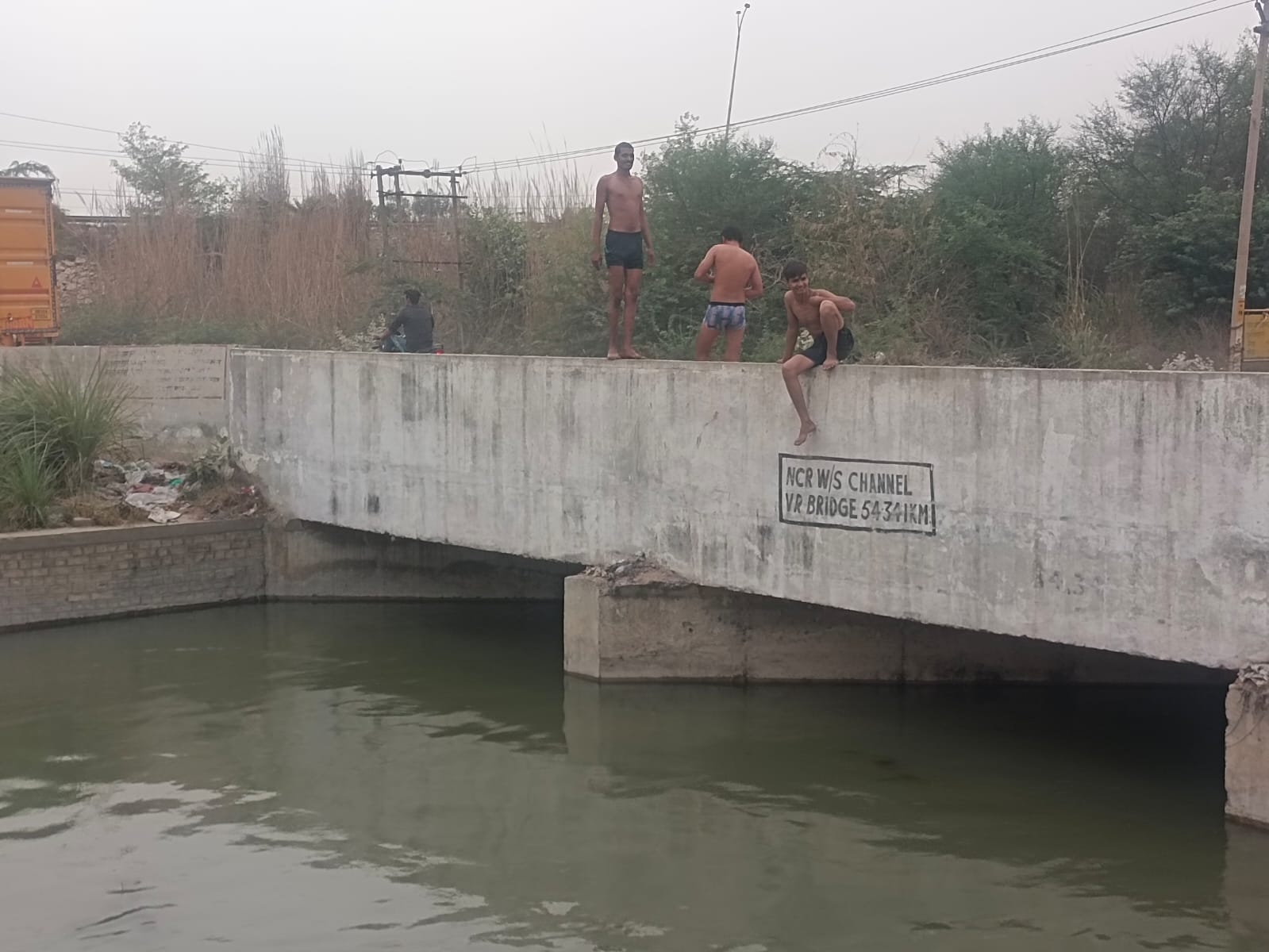 एनसीआर माइनर में नहाते युवक। एनसीआर माइनर में नहाते युवक।