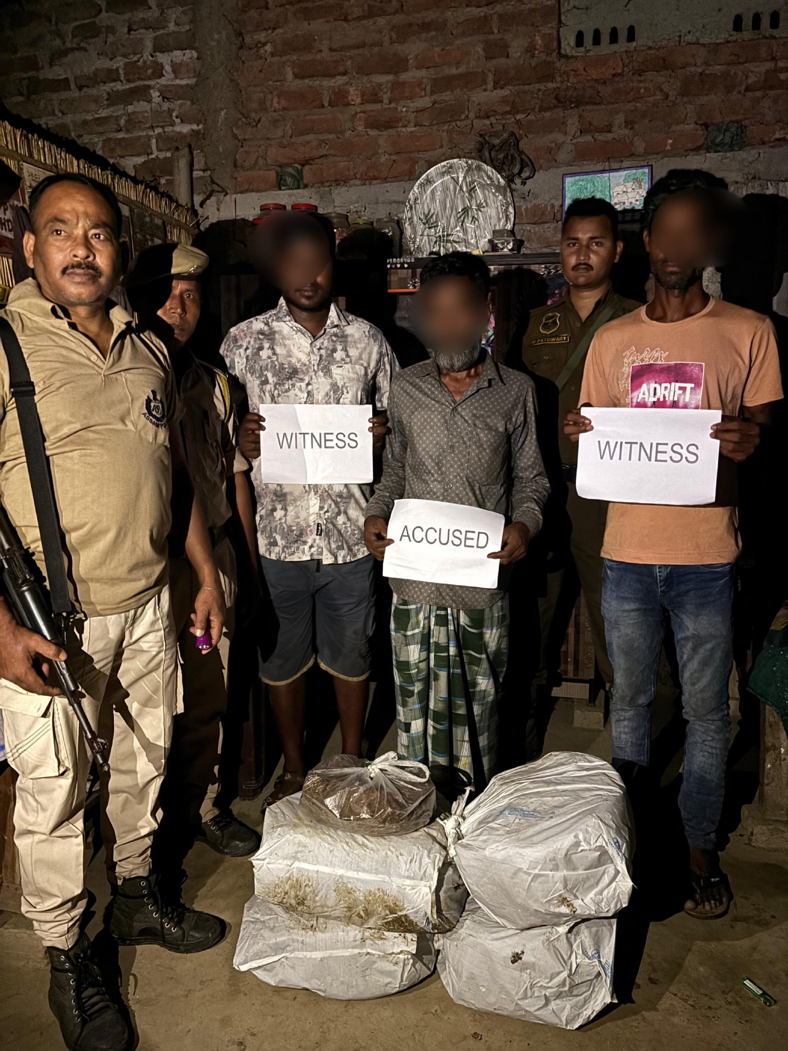मोरीगांव पुलिस की छापेमारी में जब्त 18.910 किलोग्राम गांजा की तस्वीर। मोरीगांव पुलिस की छापेमारी में जब्त 18.910 किलोग्राम गांजा की तस्वीर।