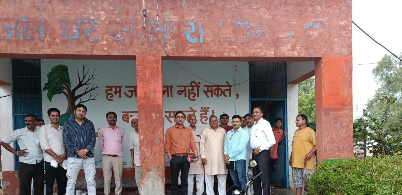 जलघर का निरीक्षण करते हुए। जलघर का निरीक्षण करते हुए।
